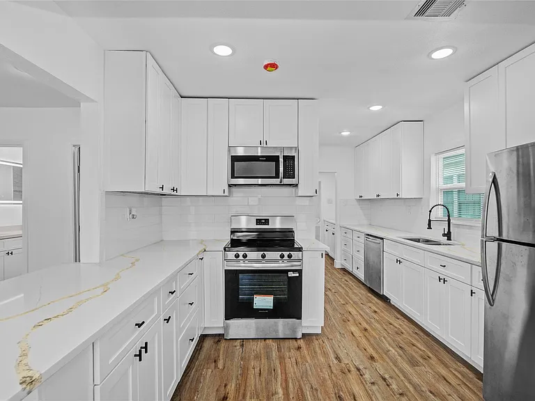 1203 W 6th St — Photo 11