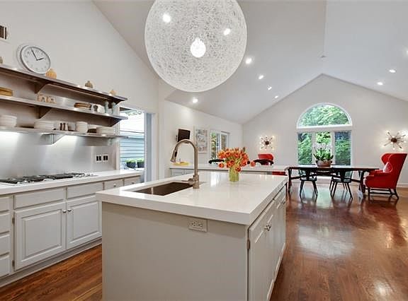 4th image of 1025 W 66th St