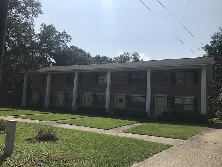 303 W College St — Photo 1