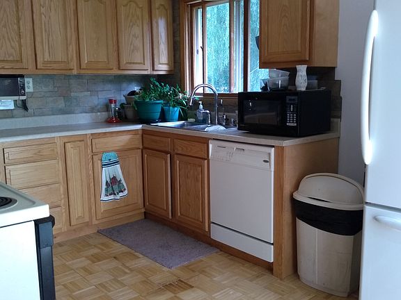 4th image of 5865 Main St