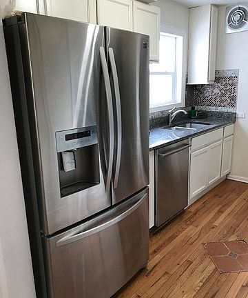 4th image of 2542 Oak St
