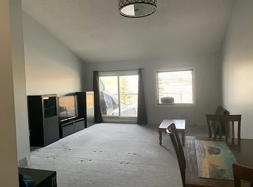 2 bed, 1.0 bath, 1044 sqft, $1,295 — Photo 2