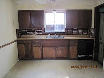 4th image of 484 Penhale Ave