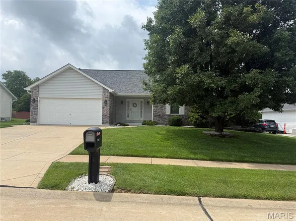 1167 Sweeping Oaks Dr, Saint Charles, MO 63304