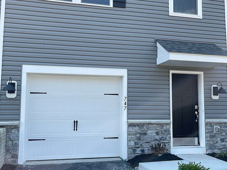 747 Hardman Dr — Photo 4