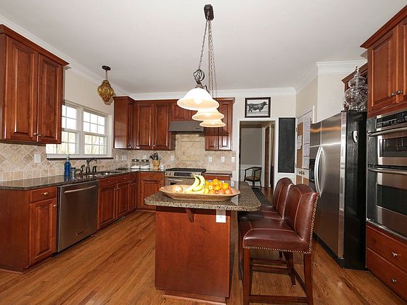3rd image of 8622 Glade Ct