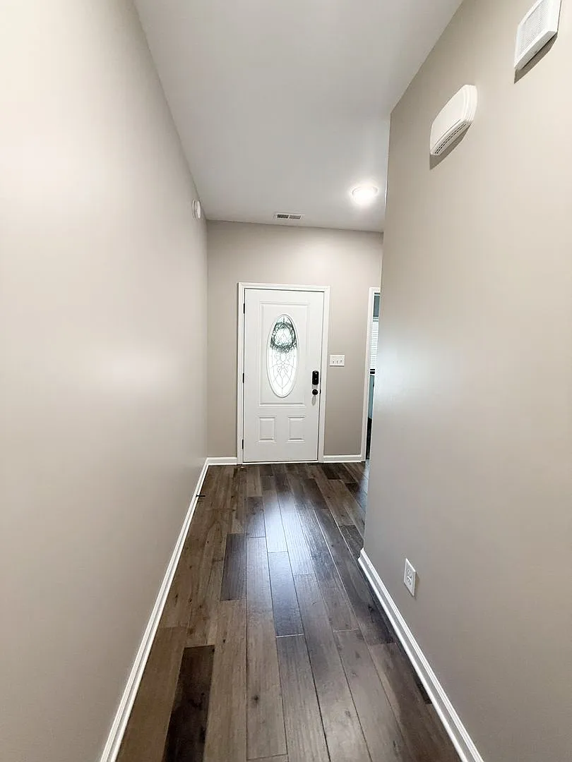 3 Bedroom 2 Bathroom Home — Photo 2