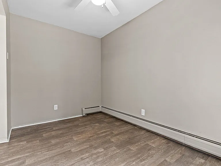 Macomb Manor - Roseville, MI — Photo 33