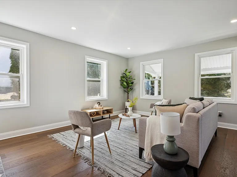 933 Henry Ave — Photo 8