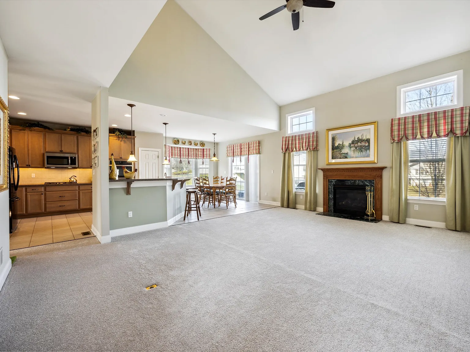 3 bed, 2.5 bath, 3918 sqft, $3,950 — Photo 2