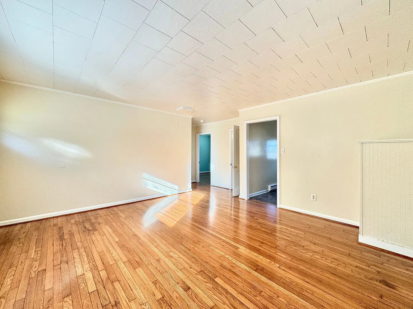 Charming 2-Bedroom Duplex! — Photo 3