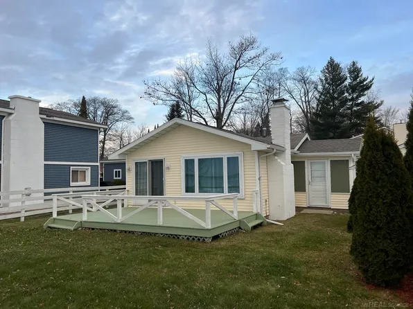 229B Beechwood Ave #B, Houghton Lake, MI 48629