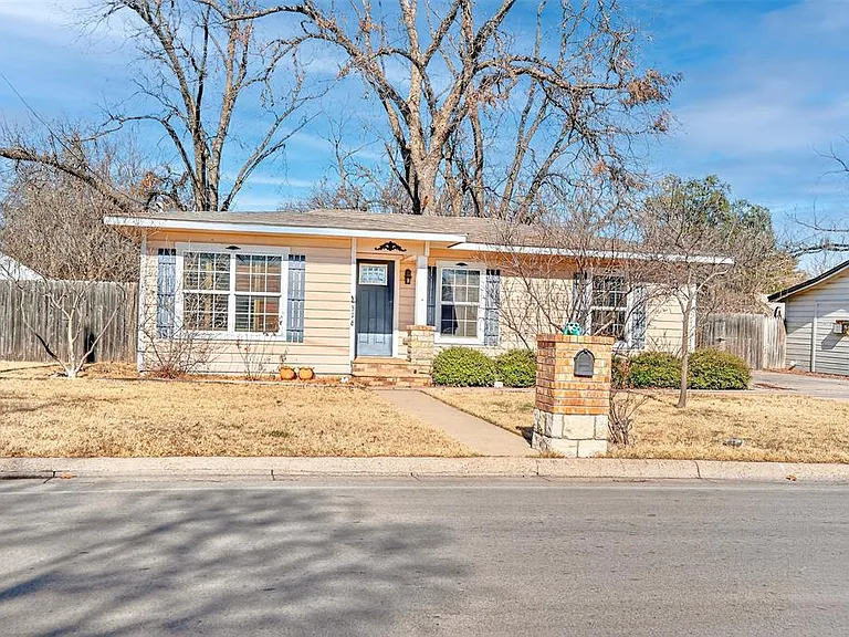 316 W Rucker St — Photo 2