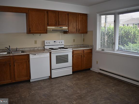 4th image of 411 W Baltimore St APT C