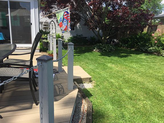 Deck made of hybrid vinyl.