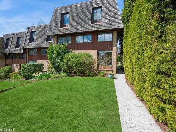 26 The Hamlet, Pelham, NY 10803