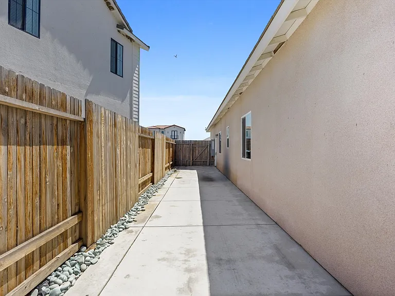 815 Gilsum Ct — Photo 59
