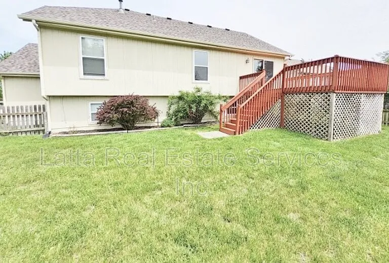 1208 SE Meridian Dr — Photo 2