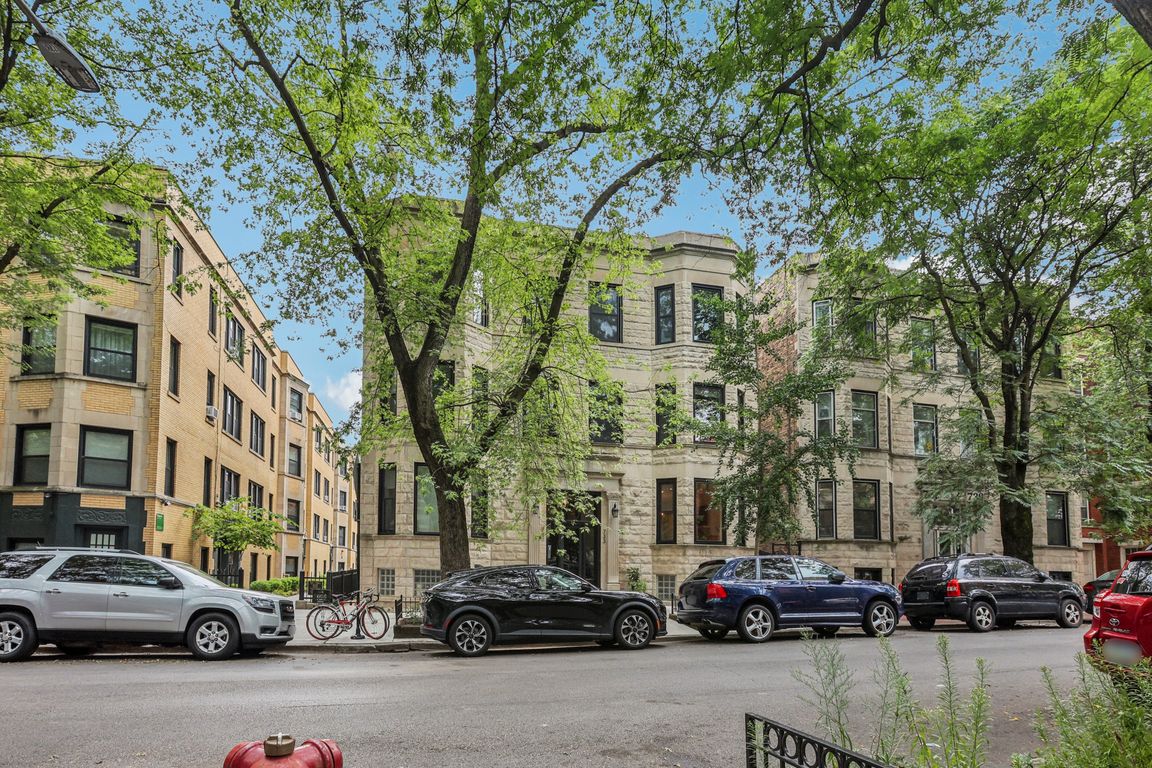 W Briar Pl-S1708-001.jpg