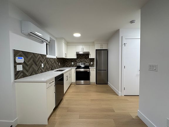 2nd image of 4557 Parker St