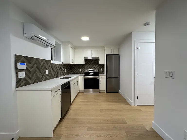 4557 Parker St — Photo 2