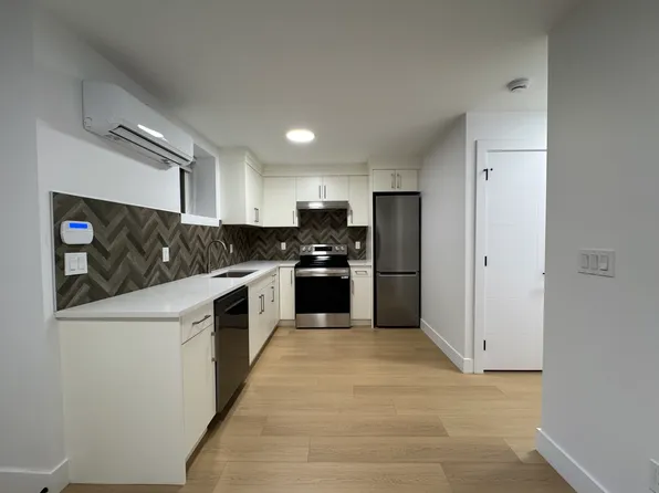 4557 Parker St, Burnaby, BC V5C 3E1