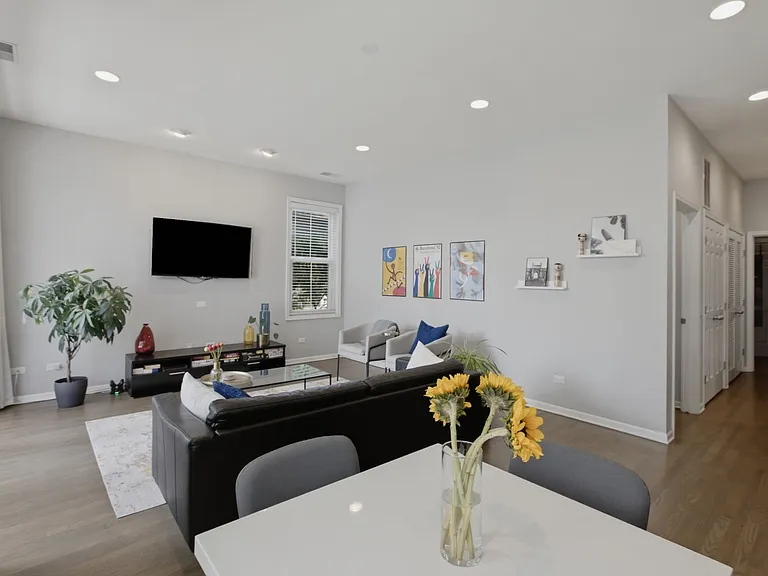 623 W Barry Ave #1 — Photo 3