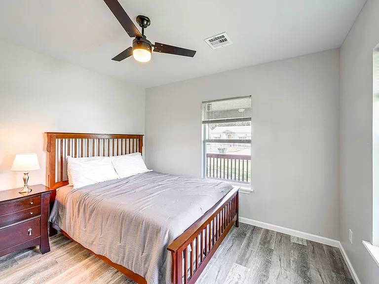 622 E Young Pl — Photo 3