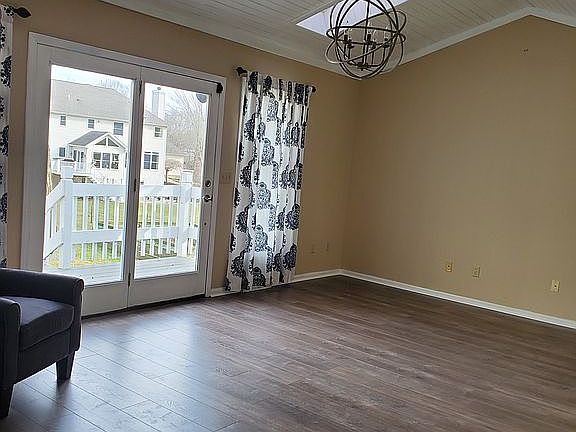 5th image of 521 S Lake St