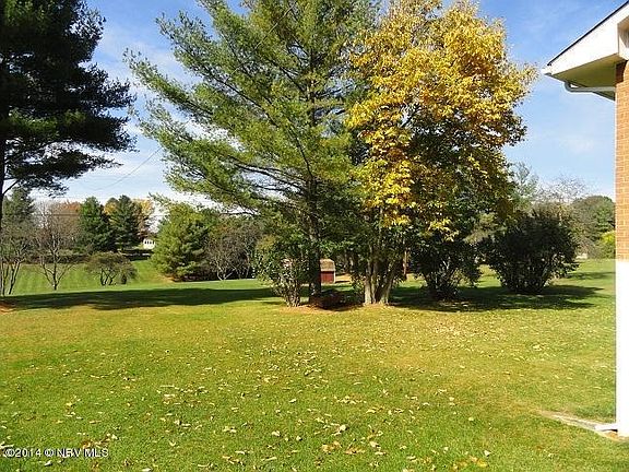 4th image of 300 Walnut Dr