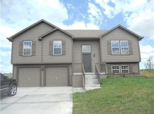 8823 NE Pawpaw Dr, Kansas City, MO 64157