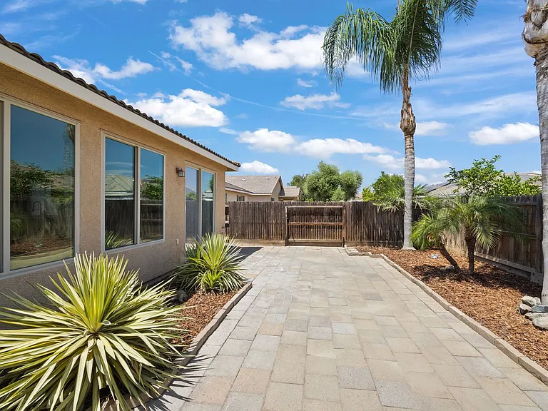 1428 N Leila St — Photo 3