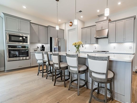 5th image of 1019 Carlyle Ln