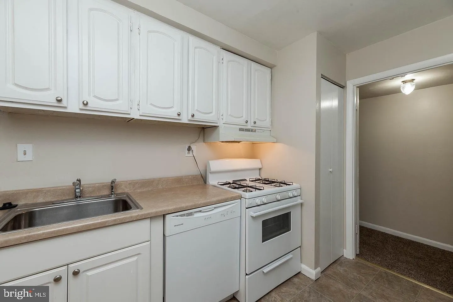 Marlow Towers Condominium — Photo 3