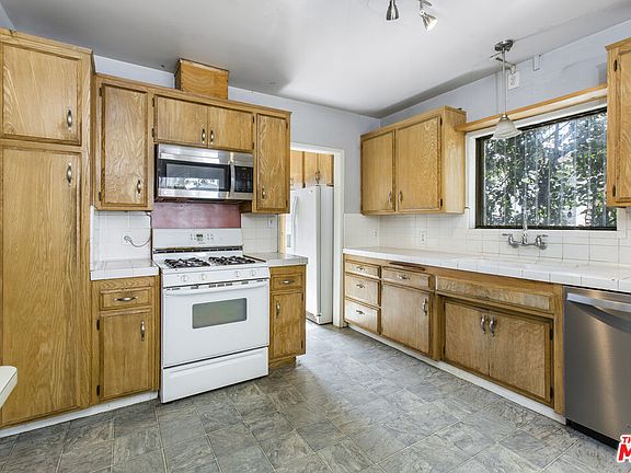 3rd image of 702 W Alegria Ave