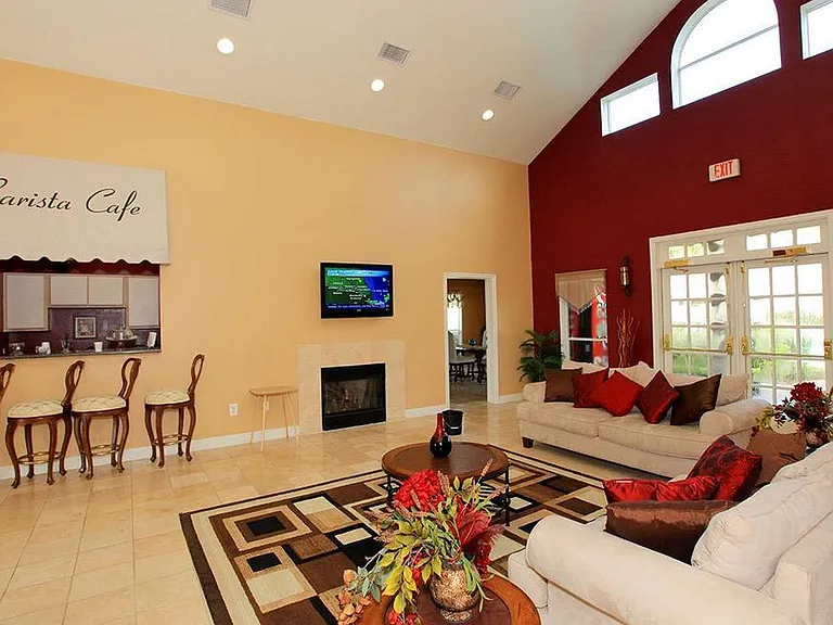 Las Palmas Apartments — Photo 8