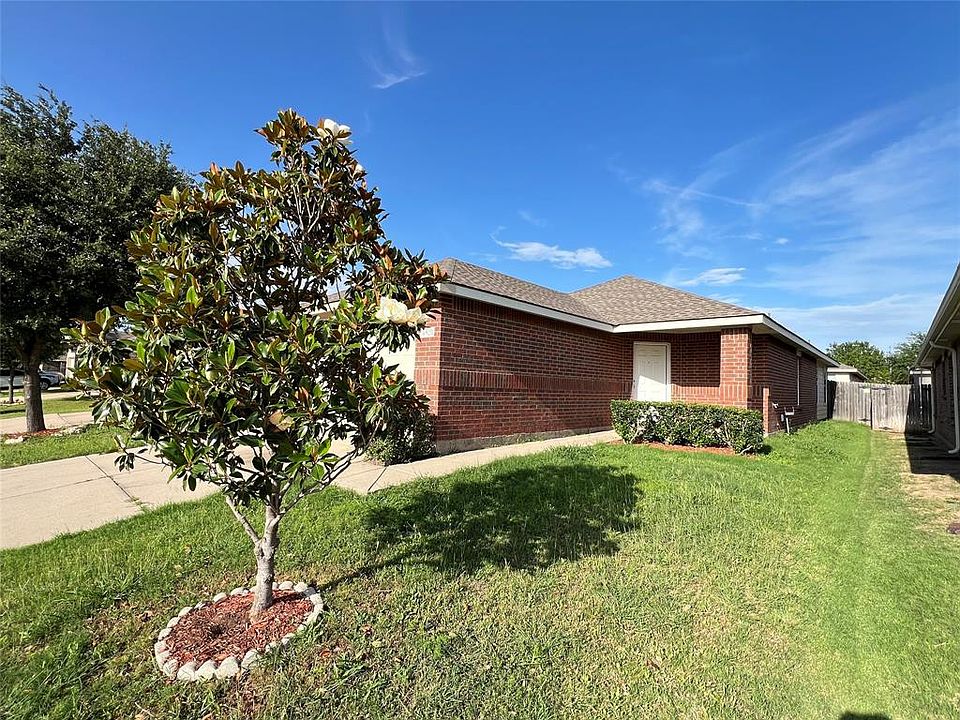 View of front of house with a front yard