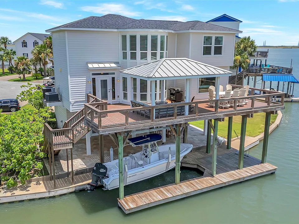 1303 Outrigger St