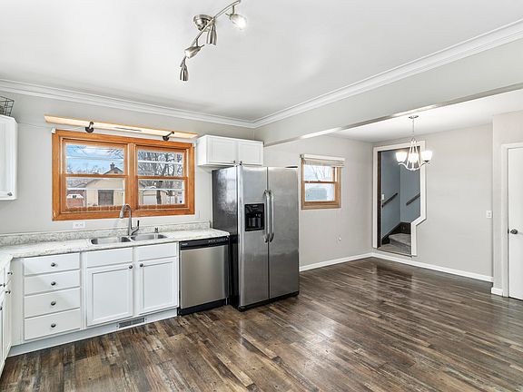 5th image of 914 W Brewster St