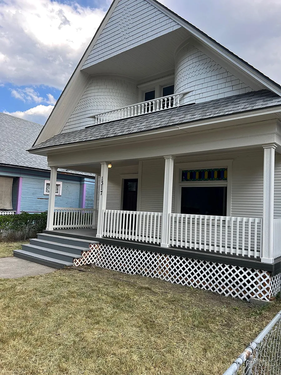 Building Photo - 1317 W Augusta Ave #2
