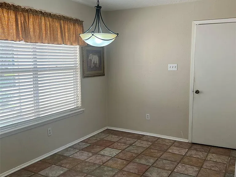 2134 Collingsfield Dr — Photo 7