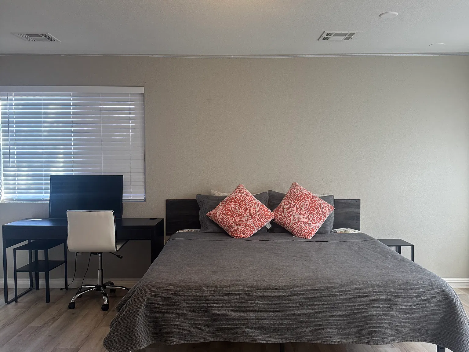 1 bed, 1644 sqft, $875 — Photo 1