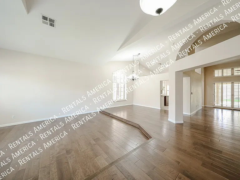 1635 W Wisteria Dr — Photo 6