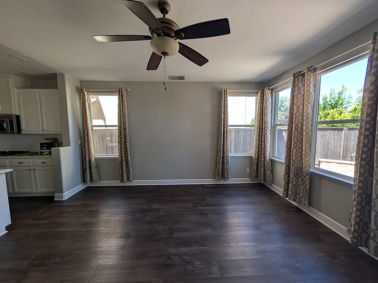 208 Yellow Rose Cir — Photo 7