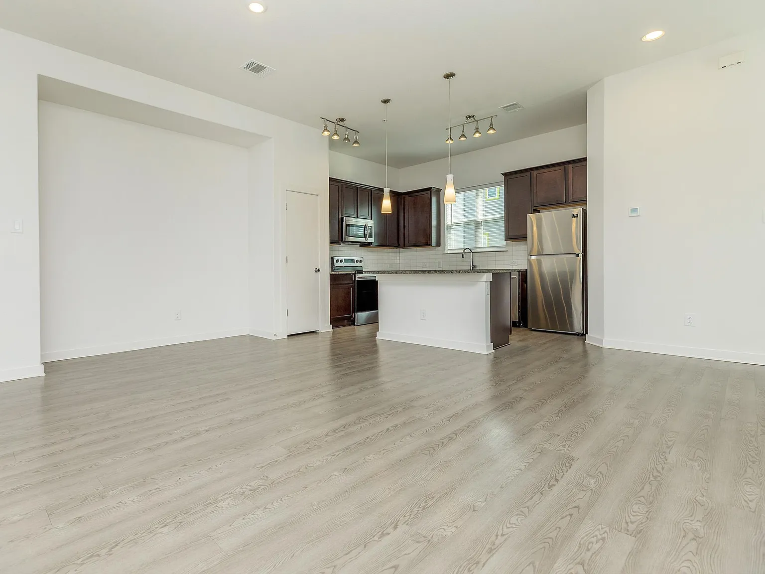 3 bed, 1900 sqft, $1,995 — Photo 3