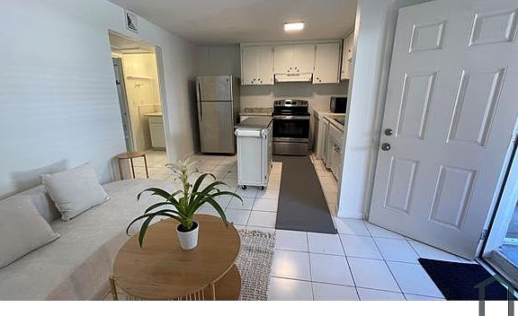 4th image of 1316 1/2 E Gore St #C