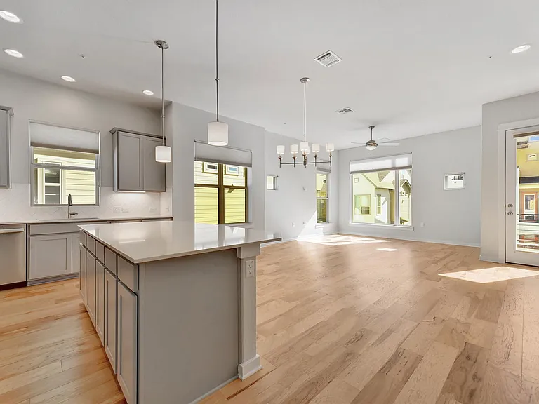 4622 Vaughan St — Photo 3