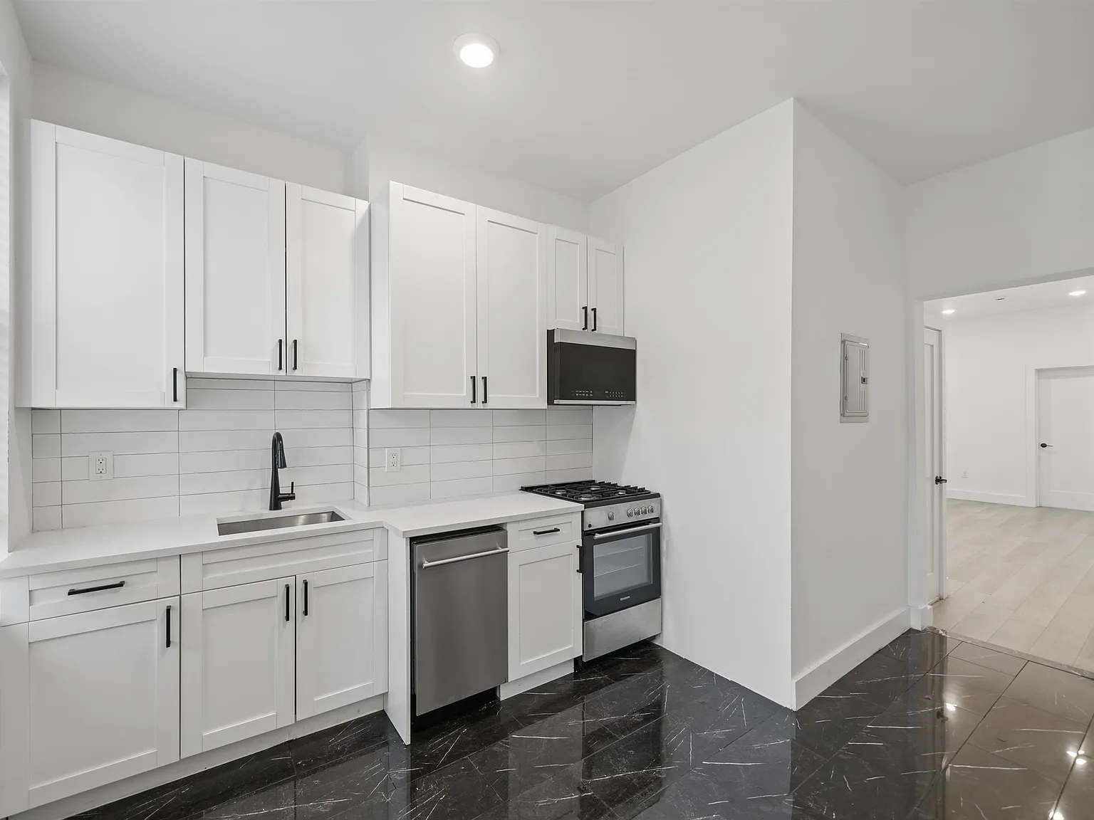 1 bed, 1.0 bath, $3,500 — Photo 3