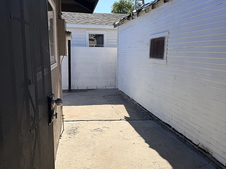 201 S Rowan Ave — Photo 16