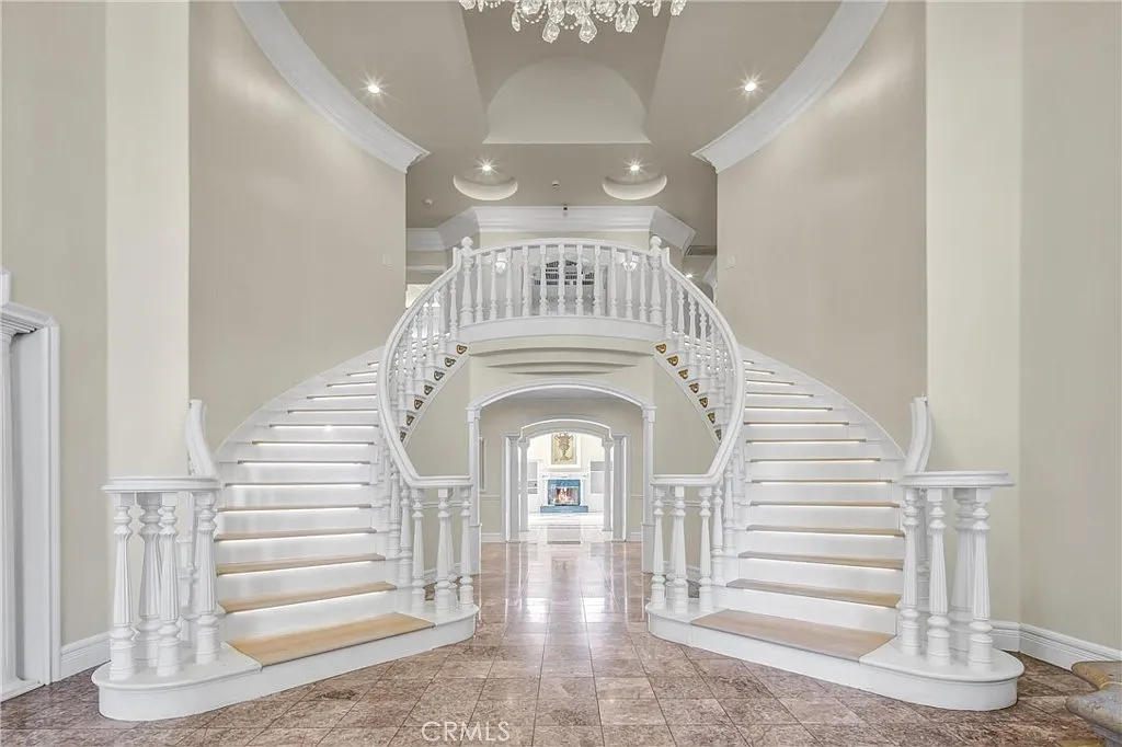 6 bed, 5.5 bath, 6731 sqft, $13,900 — Photo 1